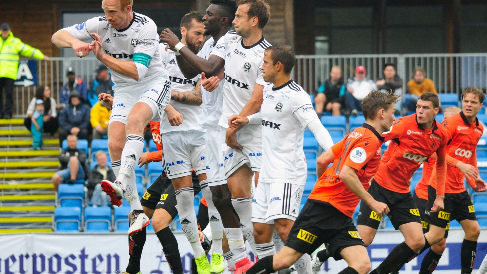 Peter Wiik-Kovacs, Avni Pepa, Thompson Ekpe, Petar Rnkovic og Dejan Corovic forsøker alle å utfordre Åsane i lufta. Men fikk ikke uttelling.