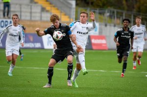 Andreas Hellum kriger mot RBK-forsvaret. Arendal-spissen scoret tre mål i storseieren mot det unge Rosenborg-laget.