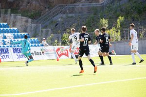 Andreas Hellum setter inn 1-0 mot Strømmen 18. juni 2022.