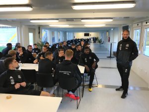 Mattias Andersson på spillermøte.