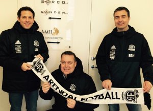 Petter Aaland (AMFI Arendal), Bård Sterk-Hansen (Arendal Fotball) og Ståle Sørbøe har funnet tonen.