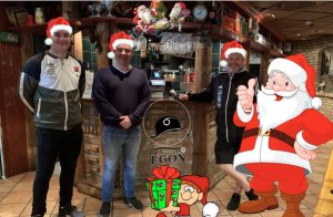 Kristijan Jurisic fra ØIF Arendal, Simon Lang og Per Carsten Michelsen fra ØIF Arendal/Arendal Fotball inviterer til julefeiring på Egon for barnefamilier som ikke har noen å feire jula sammen med. 