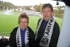 Lene og Roy Gundersen har hjertet i Arendal Fotball. 