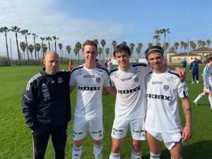 Roger Risholt smiler fornøyd sammen med målscorerne Kristian Eriksen, Edvard Linnebo Race og Sander Lille-Løvø etter 3-2 i treningskampen mot Stabæk.