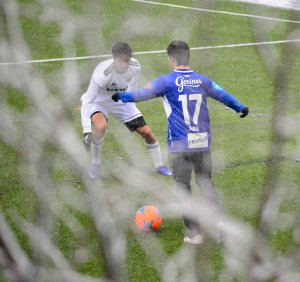 Tidligere Arendal-spiller Nicolai Aas (17) i duell med Viktor Lövgren. 