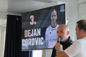 Laget presenteres på storskjerm før kampen mot Fredrikstad, mens Steinar Pedersen intervjues av Bård Sterk-Hansen. 