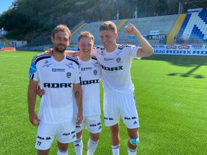 Mads Nørby Madsen, Tobias Hafstad og Andreas van der Spa jubler etter 3-1 mot Øygarden.