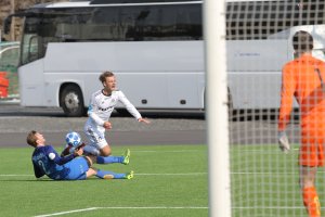Mads Nørby Madsen felles innenfor 16-meteren og dommeren blåser korrekt straffespark til Arendal i treningskampen mot Asker.