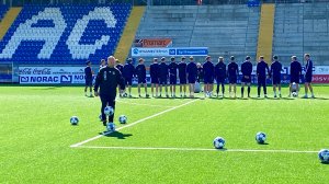 Roger Risholt forbereder øvelser på trening, mens troppen holder på med oppvarmingslek.