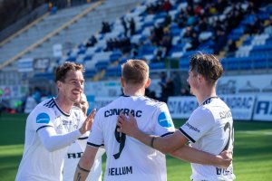 Mathias Johansen smiler bredt etter at Arendal tok ledelsen. Andreas Hellum (9) er målscoreren og Sander Lille-Løvø er også raskt fremme og gratulerer.