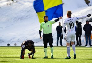 Fabian Ness diskuterer med dommeren i treningskampen mot Jerv.
