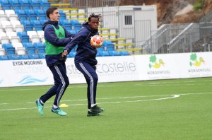 Vital Kaba i duell med Ilir Kukleci på trening. 