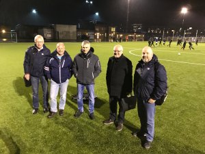 Anleggssjef Ole Myhrvold (NFF), arrangementsansvarlig Per Carsten Michelsen (Arendal Fotball), sikkerhetsansvarlig Paul Øyvind Jensen (Arendal Fotball), seniorrådgiver Dag Vestlund (NFF) og mediesjef Jon Jamessen (NFF) på inspeksjon på Myra tirsdag kveld. 