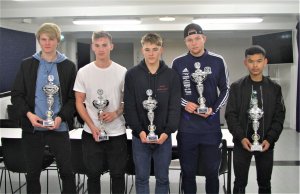 Det ble delt ut fem priser under juleavslutningen til Arendal Fotball tirsdag ettermiddag. Anders Bjørge (f.v.) ble toppscorer hos juniorlaget, Conrad Wallem ble årets spiller på A-laget, Magnus N. Madsen ble årets spiller på juniorlaget, Fabian S. Ness ble stoppscorer for A-laget, mens Filip Mong ble årets utviklingsspiller. 