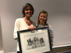 Ann Christin Johansen fikk Arendal idrettsråds ildsjel-pris overrakt av Idunn Thunberg Christensen