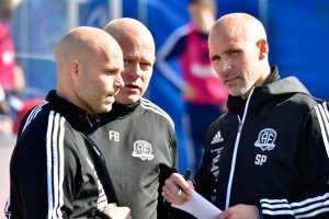 Roger Risholt, Frank Bredal og Steinar Pedersen var enige om taktiske justeringer og slagplanen for å slå Moss. De fikk alle svarene de kunne ønske seg fra spillerne.