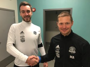 Mattias Andersson ønsker Grzegorz Flasza velkommen til Arendal Fotball.