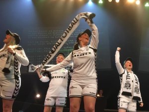 Årets Granerevy starter med en energifylt, morsom og fengende flott hyllest av Arendal Fotball!