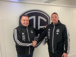 Daglig leder Bård Sterk-Hansen ønsker Bjørge Fedje velkommen som keepertrener i Arendal Fotball. 