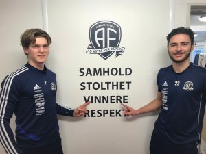 Mathias Skjævestad (til venstre) og Redon Pllana har skrevet under nye kontrakter med Arendal Fotball.