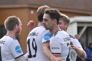 Mathias Johansen gratuleres av Martin Torp, Ole Marius Håbestad og Sander Remme Berge etter å ha satt inn 1-1 mot Jerv i treningskampen 11. februar 2023.