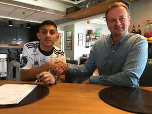 Geir Fone ønsker Adnan Mohammad velkommen til Arendal Fotball.