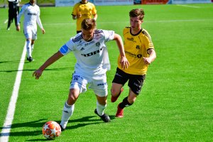 Conrad Wallem i en av mange tette dueller med Moss-spillere.