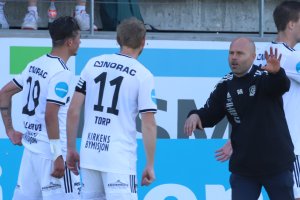 Roger Risholt gir sine instruksjoner til Sander Lille-Løvø og Martin Torp.