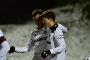 Stian Michalsen gratulerer Preben Skeie med ett av hans to mål mot gamleklubben Vindbjart.