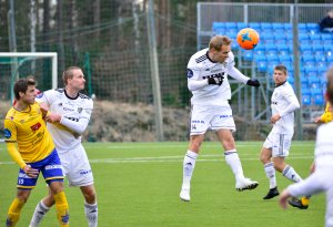Tobias Olsvik vinner i lufta mot Jerv.