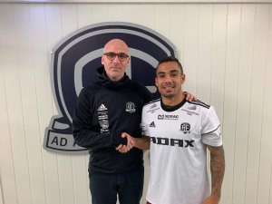 Steinar Pedersen er glad for å kunne ønske Ulrik Reinaldo Berglann velkommen til Arendal Fotball.