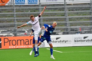 Fabian Ness i duell med Hødd-spiller.