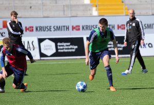 Preben Skeie i aksjon på en av Arendal Fotballs påsketreninger, i duell med Jakob Rasmussen. 