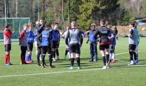 Spillerutvikler Reinhard Nærbø instruerer noen av deltakerne fra 2005-kullet under en av uttaksamlingene i spillerutviklingsprosjektet som Arendal Fotball regisserer. 