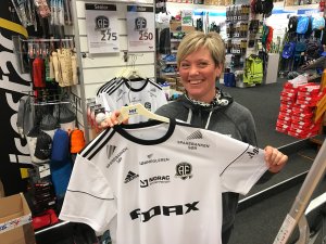 Heidi Karin Bergum gleder seg over at årets Arendal-drakt allerede er en hit i butikken!