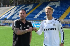 Ole Marius Håbestad ønskes velkommen tilbake til Arendal Fotball av Bjørge Fedje.