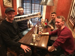 Sune Kiilerich, Adnan Mohammad og Matias Fjeldal Olsen hygger seg på Egon sammen med daglig leder Simon Lanng.