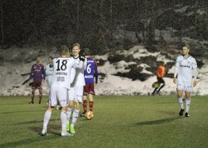 Anders Bjørge gratuleres av Markus Håbestad etter å ha avgjort mot Fram i treningskamp 3/3. 