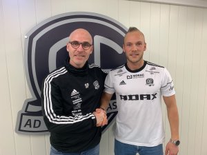 Steinar Pedersen kan ønske Omar Fonstad el Ghaouti velkommen til Norac stadion. 