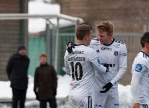 Jakob Rasmussen gratulerer Fabian Ness.