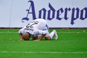 Balal Arezou kysser kunstgresset etter å ha scoret i sin debut for Arendal Fotball.