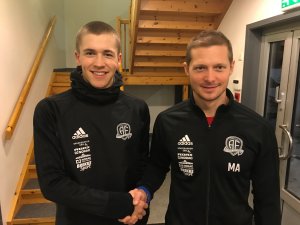 Mattias Andersson ønsker Philip Aukland velkommen til Arendal Fotball.