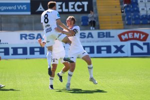 Martin Torp gratulerer Rasmus Lynge Christensen etter 1-0.