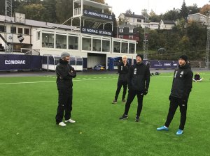 Assistenttrener Øyvind Dalseth, koordinator Thomas Seland, manuellterapeut Torbjørn Selås og trener Mattias Andersson på Norac stadion i september 2017.