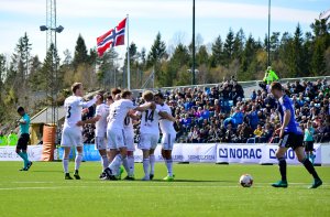 Arendal-spillerne jubler etter scoring av Petar Rnkovic mot Florø!