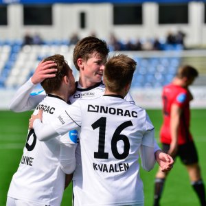 Preben Skeie og Kim Kvaalen gratulerer Rasmus Lynge Christensen etter scoring mot Stjørdals-Blink.