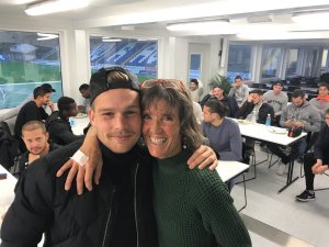 Rasmus Lynge Christensen og resten av A-stallen hyllet Ann-Kristin Johansen da hun lørdag takket for seg i Arendal Fotball.