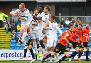 Peter Wiik-Kovacs, Avni Pepa, Thompson Ekpe, Petar Rnkovic og  Dejan Corovic forsøker alle å utfordre Åsane i lufta. Men fikk ikke uttelling.