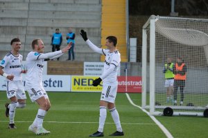 Preben Skeie gratuleres av Martin Torp og Sander Lille-Løvø etter at Skeie satte inn 2-0 i seriepremieren mot Odd 2.