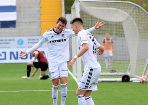 Preben Skeie og Stian Michalsen danser seiersdans. 